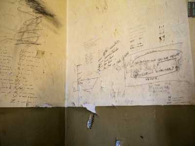 ...anche se su un muro scorgiamo incisi alcuni interessanti �appunti�. Leggiamo il codice morse (usato per le comunicazioni navali), annotazioni di chimica oltre a risultati calcistici